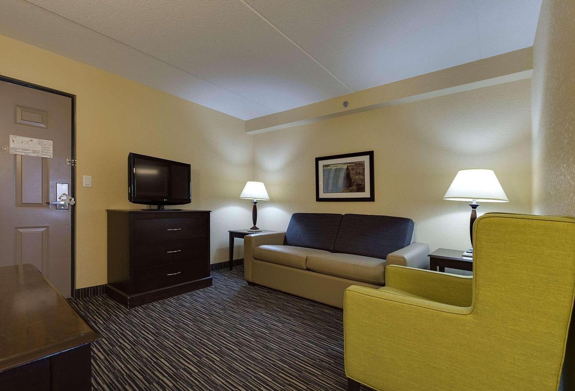 Country & By Radisson, Falls, On Hotel