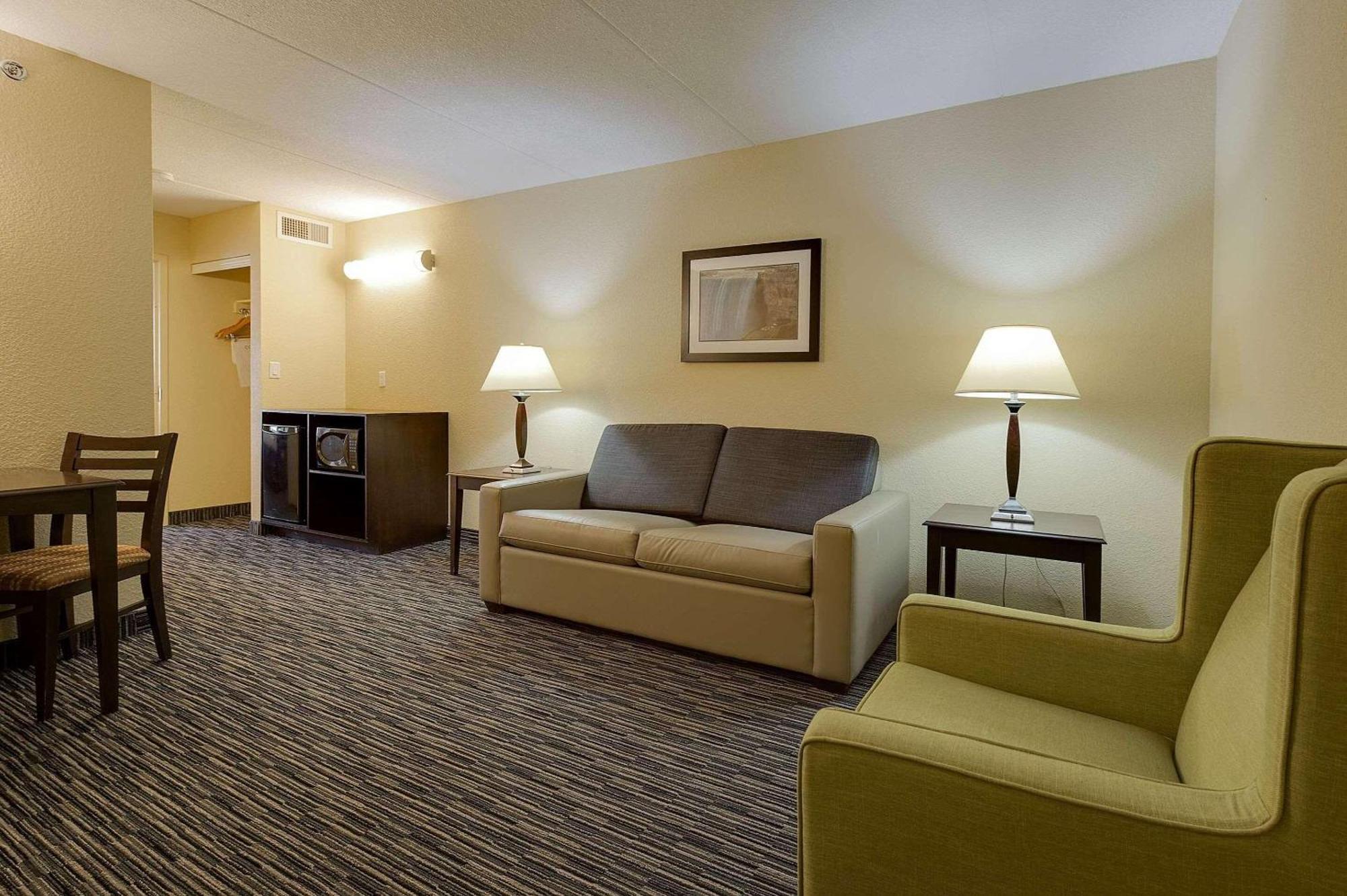 Country & By Radisson, Falls, On 3*