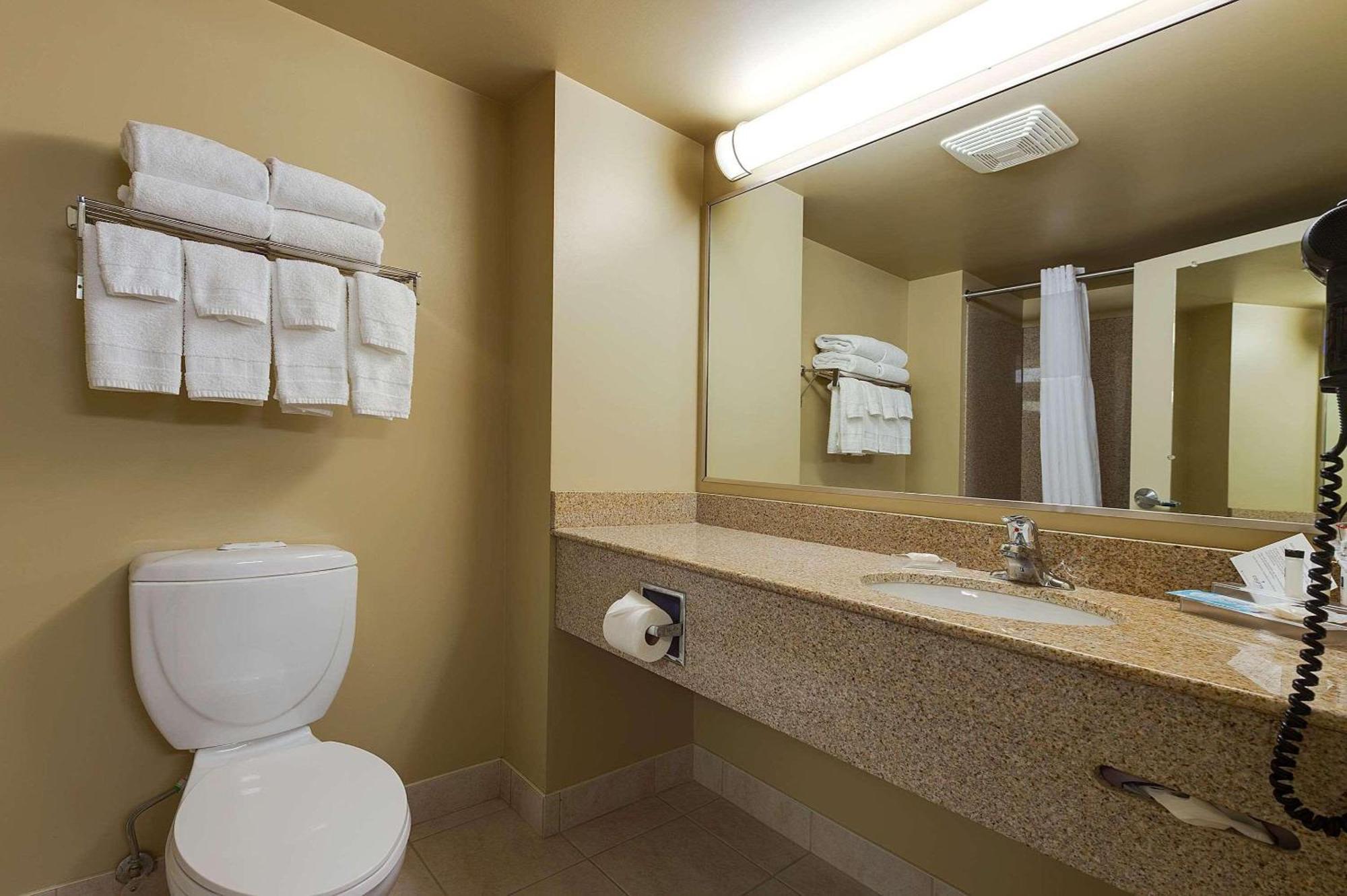 Country & By Radisson, Falls, On 3*