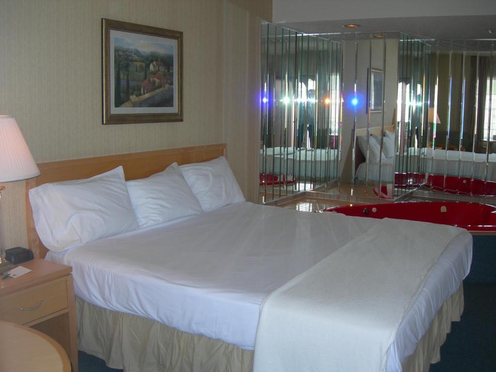 Hotel Country & By Radisson, Falls, On