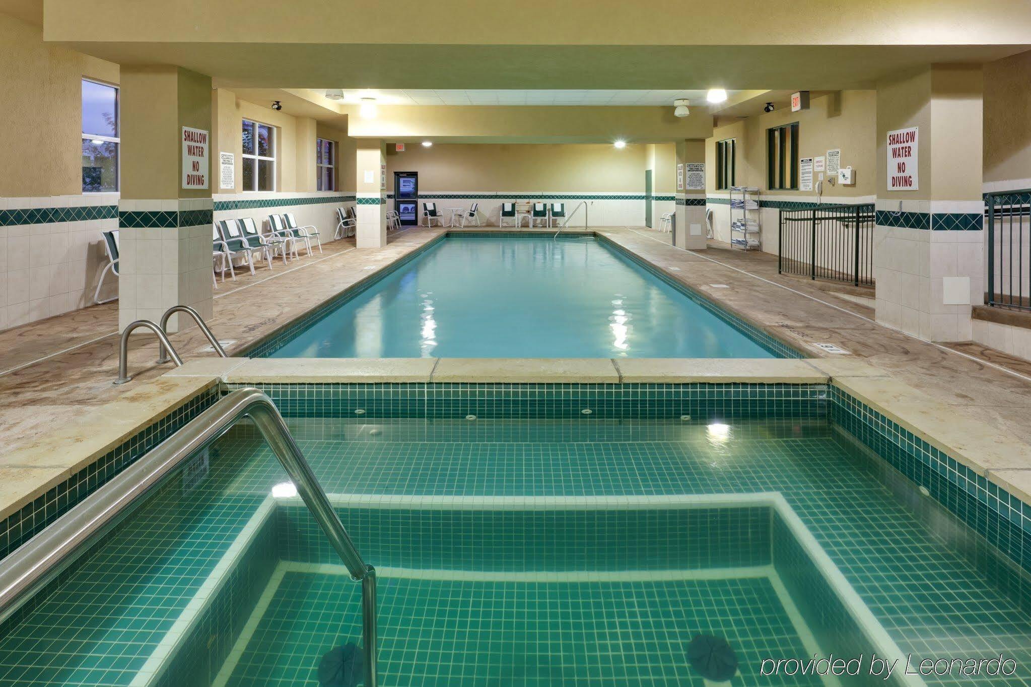 Country & By Radisson, Falls, On 3*